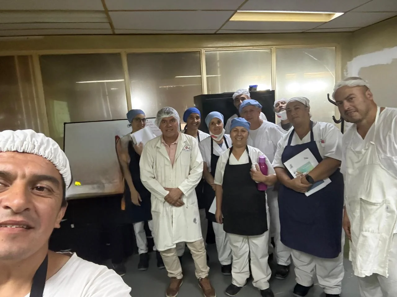 Desarrollo de supervisores, líderes y operadores de línea en producción y mantenimiento — Capacitación en sala y seguimiento de metas de eficiencia y confiabilidad.